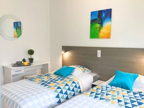 Air-conditioned twin room with flat screen TV and free wifi