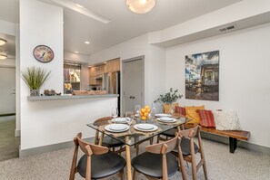 Dining Room | Seats 6