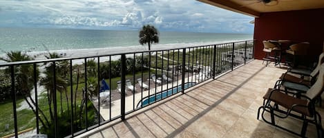 Enjoy the incredible views of Indian Shores Beach on the huge be - Enjoy the incredible views of Indian Shores Beach on the huge beachfront balcony! Perfect for relaxing, reading, enjoying morning coffee or a happy house drink, or spending time with your friends and family.