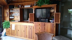 Florida room bar enenterainment centre