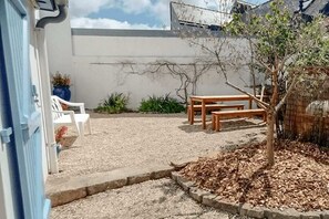 Profitez de la table et bancs à l'arrière si le soleil est trop fort côté plage