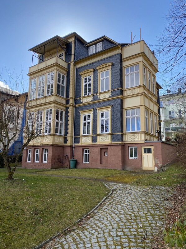 Unsere schöne Villa liegt direkt oberhalb des Kurparks