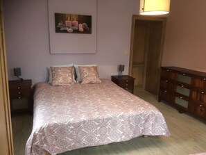 lilac room on the ground floor - 3 single beds