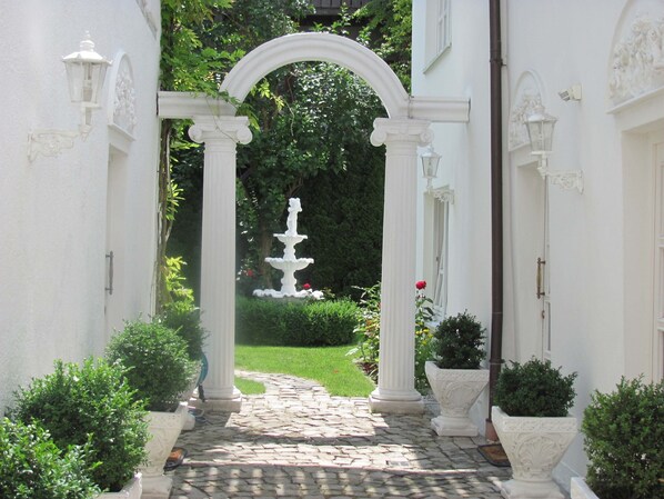 Arcade - entrance to the garden