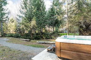 Sparkling spa set under Cascade peaks and starry skies