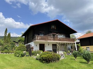 Wolke, Pflanze, Himmel, Gebäude, Fenster, Haus, Baum, Grundstueck, Gras, Veranda