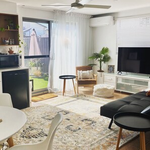 Open Plan Kitchenette/Living/Dining
AIRCON
