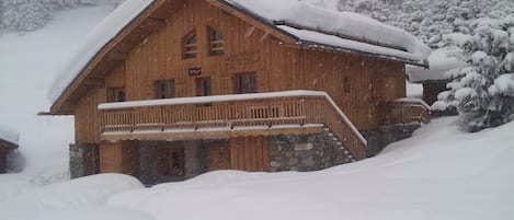 Chalet dans la neige