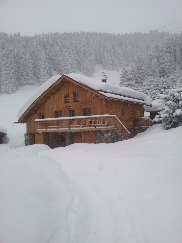 Chalet dans la neige