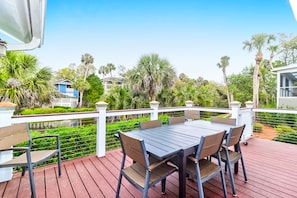 Outdoor Dining/ Deck