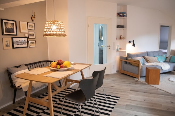 5 Sterne Ferienwohnung 68 qm mit separatem Schlafzimmer und Panorama-Balkon-Das Lissi Wohnraum