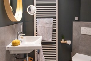5 Sterne Ferienwohnung 68 qm mit separatem Schlafzimmer und Panorama-Balkon-Das Lissi Badezimmer