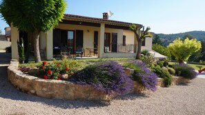 Vue sud n° 2 avec terrasse abritée et lavandes