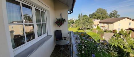 Ferienwohnung bis 3 Personen, 1. sep. Schlafzimmer, Südbalkon mit Bergblick-Balkon