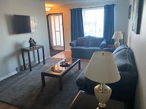 Large living room on main floorLhas tv and desk area, netflix and wifi