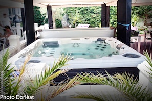 Outdoor spa tub