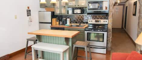 There is a fully equipped kitchen and counter-seating for four