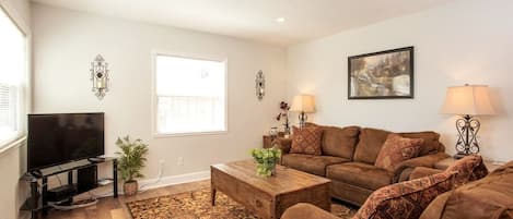 Comfy, Cozy space to relax after conveniently enjoying everything San Diego has to offer!!