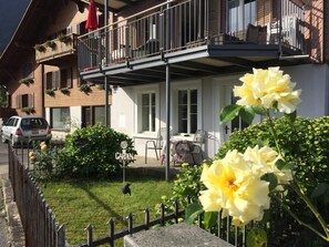 Kleiner rasen mit vielen duftenden Blumen