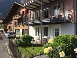 Gartensitzplatz mit Stühlen und Tisch
