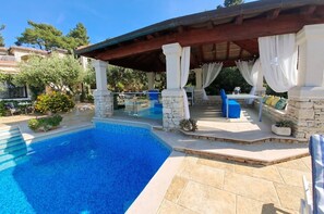 open living room  near pool, common space