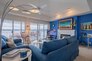 Living area with lakeview & fireplace