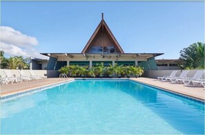 Maui Beach Hotel Pool1