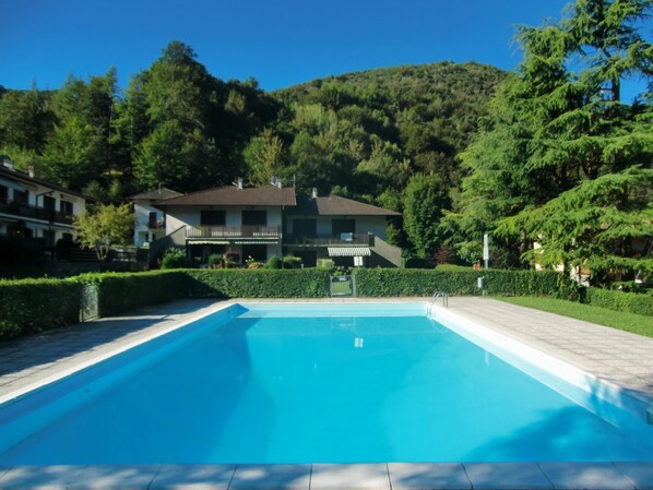 Località generale. La piscina in primo piano