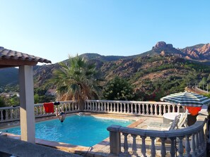 vue piscine face aux collines de l Esterel
