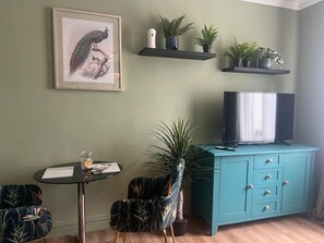 Studio 5 - Gelert living area with sofa, TV and Bistro table