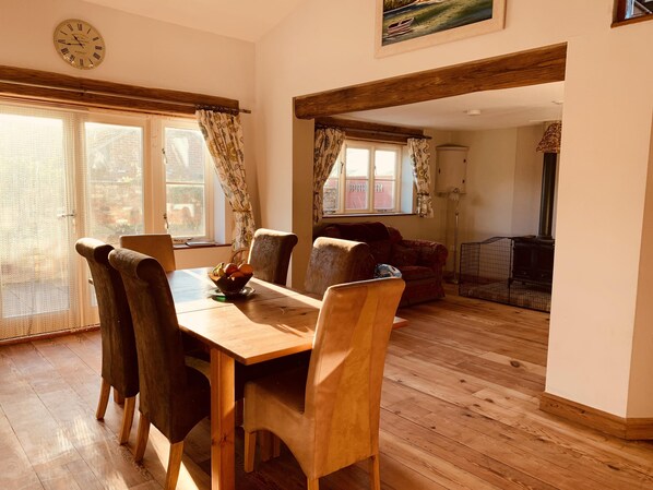 Open plan dinning room and kitchen