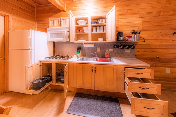 Cabin with fully stocked kitchen