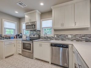 Great kitchen with stainless steel appliances and quartz countertops