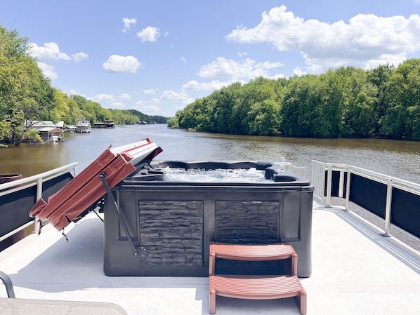 Outdoor spa tub