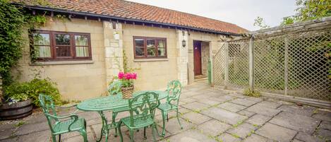 Cow Byre 1 Country Cottage with courtyard and bbq