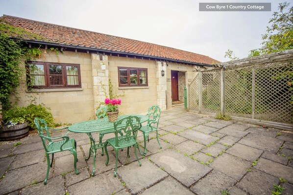 Cow Byre 1 Country Cottage with courtyard and bbq