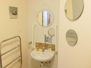 Glenernan Bothy Shower Room 2
