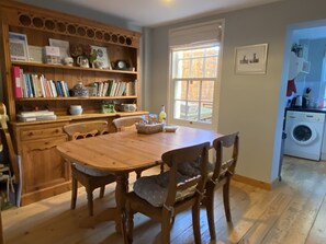 Old Post Cottage dining room