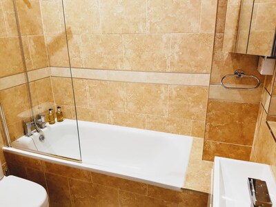 Studio-Comfort-Ensuite with Bath-With Fully Fitted Kitchen