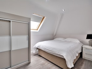 Bedroom with double bed -Apt 7