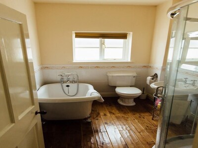 Cottage-Private Bathroom