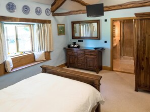 Buttermere bedroom to its en-suite bathroom