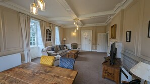 Mowbray Lounge