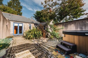 Nook suite private Garden Sauna, Hot Tub