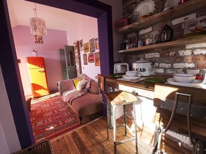 Breakfast room with lounge