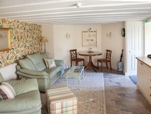 Garden Apartment with comfy suite & dining area