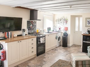 Cosy Cottage-style Apt with ceiling beams & floor tiles