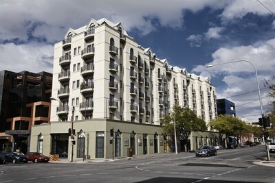 Frome St Studio Apartments - Kitchenette + Balcony!