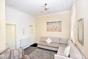 Apartment 3 Lounge
