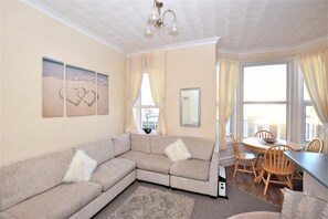 Apartment 3 Lounge